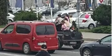 Un șofer inconștient a fost amendat după ce a transportat mai multi copii în bena autovehicului