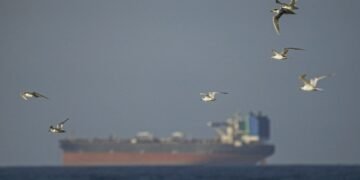 Alianță navală în pregătire: 30 de țări discută la Londra protejarea traficului maritim din Strâmtoarea Ormuz