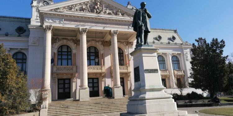 Incident la Teatrul Național din Iași: actor rănit după prăbușirea unui tavan fals. Spectacolul „D’ale Carnavalului” a fost suspendat