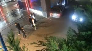 Scandal filmat în Tecuci: a vrut să fugă de bătaie, dar și-a făcut mașina zob direct în perete!