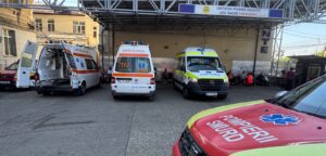 Băiat de 15 ani bătut în baia școlii 