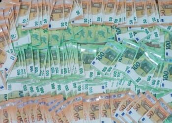 Un ucrainean a vrut să treacă granița la Siret cu 43.000 de dolari și 57.000 de euro ascunși în autocar