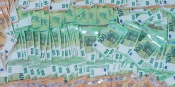 Un ucrainean a vrut să treacă granița la Siret cu 43.000 de dolari și 57.000 de euro ascunși în autocar