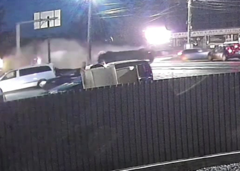 Suceava | Urmărire pe străzile din Rădăuți. Un tânar fără permis a fugit de Poliție dar s-a răsturnat cu mașina