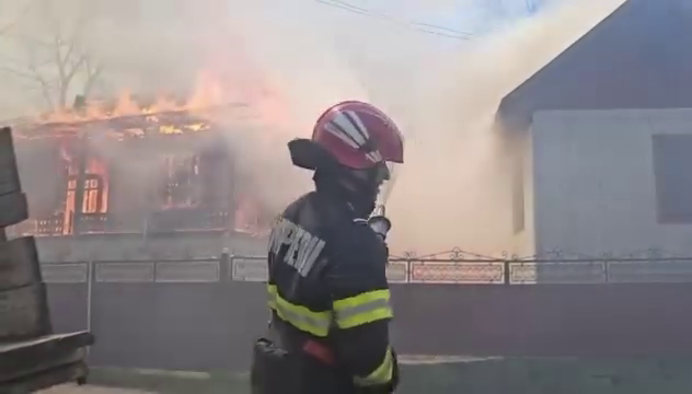 Vrancea | Pompieri din 6 județe intervin să stingă un incendiu care a afectat 18 case din satul Rucăreni