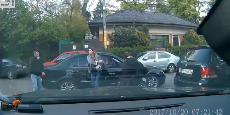 Gest revoltător la Iași. O persoană cu dizabilități a fost lovită de șoferul unei mașini înmatriculate în Vaslui