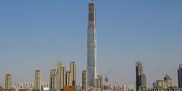 Cel mai înalt zgârie-nori neterminat din lume va fi finalizat după 17 ani de la începerea lucrărilor
