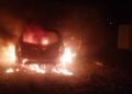 Mașină incendiată în fața unei gospodării din Havârna. Poliția investighează un posibil act intenționat