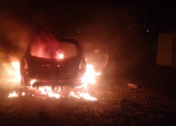 Mașină incendiată în fața unei gospodării din Havârna. Poliția investighează un posibil act intenționat