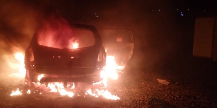 Mașină incendiată în fața unei gospodării din Havârna. Poliția investighează un posibil act intenționat