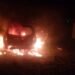 Mașină incendiată în fața unei gospodării din Havârna. Poliția investighează un posibil act intenționat