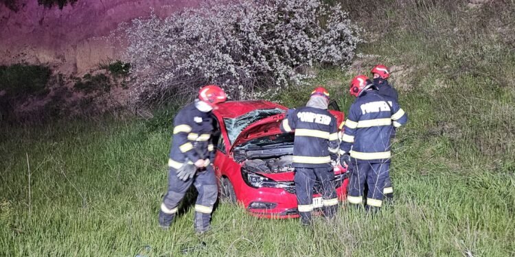 Accident rutier grav în zona Costuleni, Iași: o mașină răsturnată și patru victime