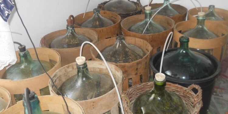 Gospodăriile românilor, scutite de accize: până la 200 de litri de alcool pentru consum propriu