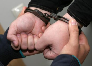 Fals polițist, prins în flagrant după ce promitea permise auto „rezolvate” pe bani grei