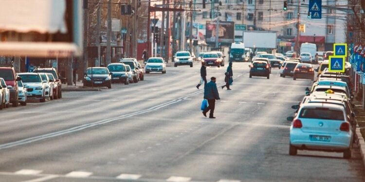 Traversările ‘pe fugă’ i-au ars la buzunar pe mai mulți pietoni din Iași