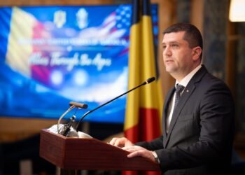 21 de trenuri noi, ținute pe loc în România: în timp ce călătorii merg în mizerie, garniturile stau nefolosite