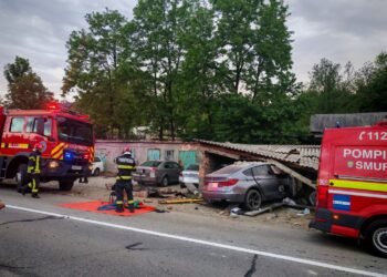 Accident grav pe DN 17D, în Bistrița-Năsăud: un bărbat a rămas încarcerat după impact