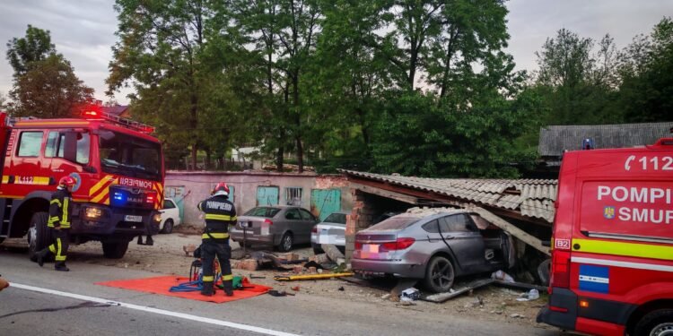 Accident grav pe DN 17D, în Bistrița-Năsăud: un bărbat a rămas încarcerat după impact