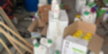 Percheziții la Galați: sute de litri și kilograme de substanțe toxice și interzise, indisponibilizate de polițiști