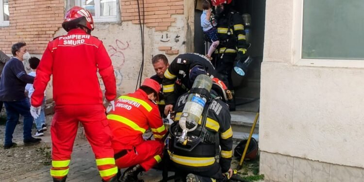 Incendiu într-un bloc din Focșani. Au fost evacuate 6 persoane