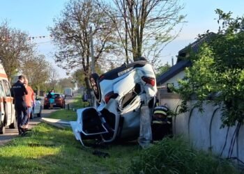 Vaslui | Accident spectaculos pe DJ 248, în Rateșu Cuzei. O mașină s-a răsturnat și a lovit un stâlp de electricitate