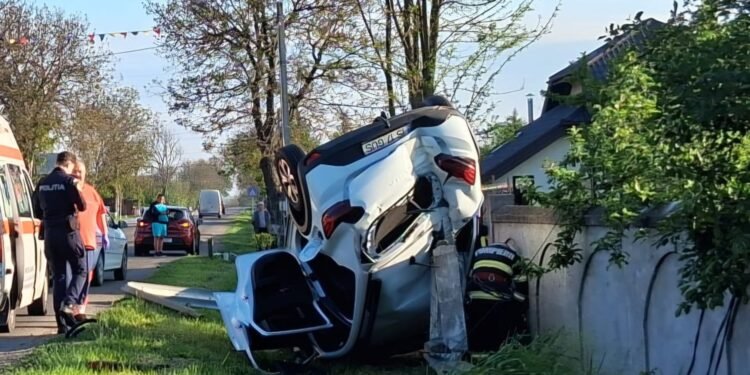 Vaslui | Accident spectaculos pe DJ 248, în Rateșu Cuzei. O mașină s-a răsturnat și a lovit un stâlp de electricitate