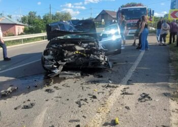 Iasi | Grav accident rutier în localitatea Maxut. 5 persoane au fost transportate la spital