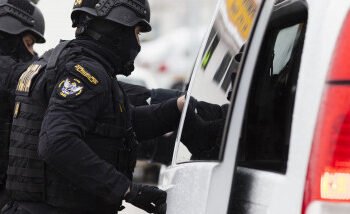 Șpagă ascunsă în polițe RCA pe Autostrada Soarelui: doi polițiști, condamnați definitiv după ce au „iertat” șoferi care circulau cu 200 km/h