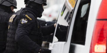 Șpagă ascunsă în polițe RCA pe Autostrada Soarelui: doi polițiști, condamnați definitiv după ce au „iertat” șoferi care circulau cu 200 km/h