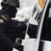 Șpagă ascunsă în polițe RCA pe Autostrada Soarelui: doi polițiști, condamnați definitiv după ce au „iertat” șoferi care circulau cu 200 km/h