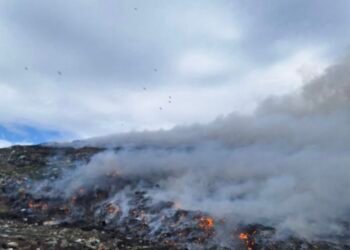 Incendiul izbucnit pe 26 aprilie la groapa de gunoi Țuțora este încă activ