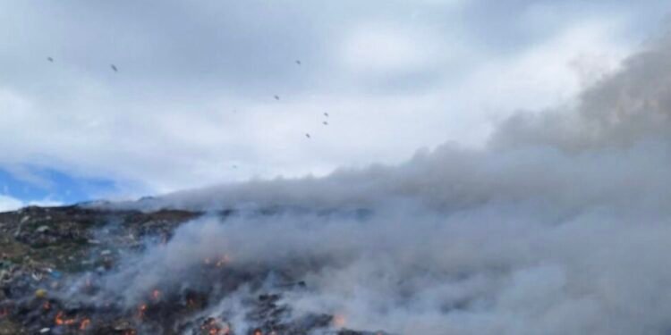 Incendiul izbucnit pe 26 aprilie la groapa de gunoi Țuțora este încă activ