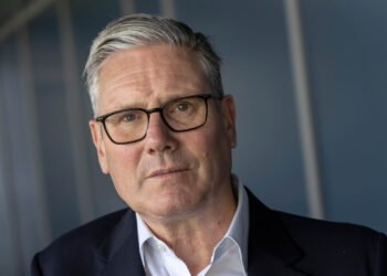 Revoltă în partidul premierului britanic. 45 de deputați îi cer să demisioneze