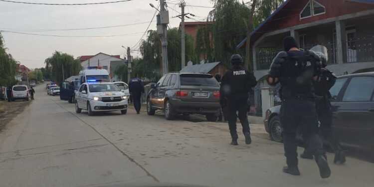 Hoț din Hârlău, dispărut înaintea condamnării definitive. Și-a rupt brățara electronică și este căutat de polițiști în tot județul Iași