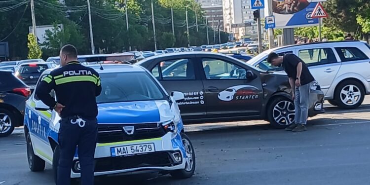 Iași | Autospecială de Poliție aflată în misiune, implicată într-un accident rutier în intersecția Cotnari