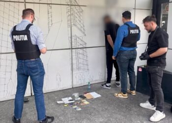 Doi bărbați, prinși în flagrant la Bacău după ce au încercat să cumpere influență pentru recuperarea unui permis auto