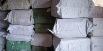 Grupări de crimă organizată, sprijinite de vameși și polițiști de frontieră la Siret, Vicovu și Racovăț. 7 persoane reținute de DIICOT