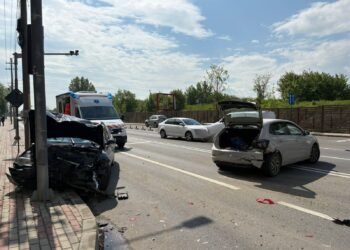 Mamă și copil de un an, răniți într-un accident între două mașini la Piatra-Neamț