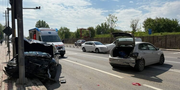 Mamă și copil de un an, răniți într-un accident între două mașini la Piatra-Neamț