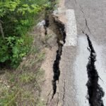 Galerie Foto Vaslui | Mai multe locuințe din Dodești au rămas izolate după ce o alunecare de teren a afectat drumul de acces