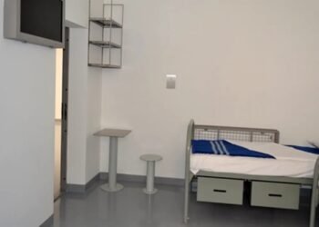 Scandal uriaș într-un centru de arest: doi agenți ar fi încasat bani pentru ‘vizite speciale’ în arest