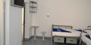 Scandal uriaș într-un centru de arest: doi agenți ar fi încasat bani pentru ‘vizite speciale’ în arest