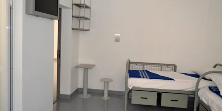 Scandal uriaș într-un centru de arest: doi agenți ar fi încasat bani pentru ‘vizite speciale’ în arest