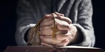 A plecat în cele ale veșniciei în rugăciune: povestea tulburătoare a unui bătrân de 100 de ani