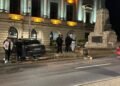 Copoul vine cu atracții noi: statuie, tei și un BMW urcat pe statuie!