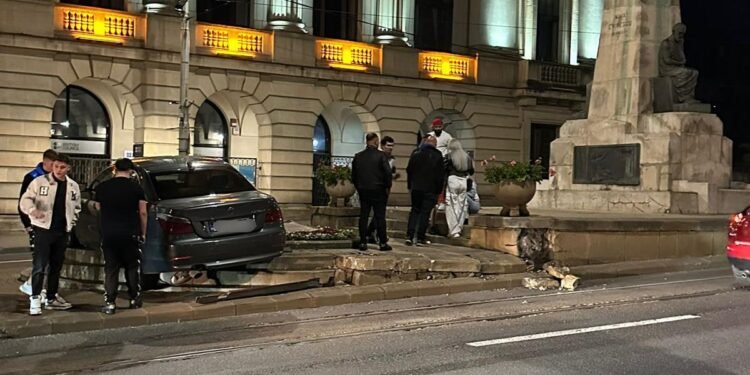 Copoul vine cu atracții noi: statuie, tei și un BMW urcat pe statuie!
