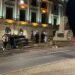 Copoul vine cu atracții noi: statuie, tei și un BMW urcat pe statuie!