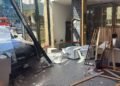 A confundat parcarea cu bancomatul: o șoferiță de 71 de ani a intrat cu mașina direct în ATM