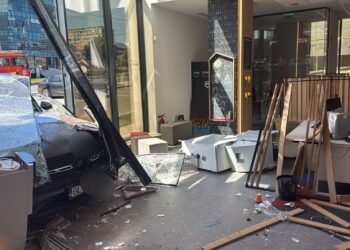 A confundat parcarea cu bancomatul: o șoferiță de 71 de ani a intrat cu mașina direct în ATM