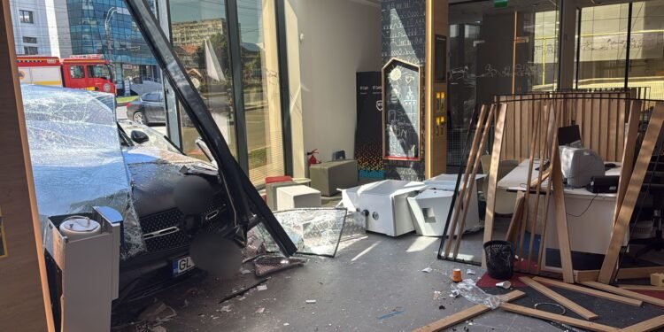 A confundat parcarea cu bancomatul: o șoferiță de 71 de ani a intrat cu mașina direct în ATM